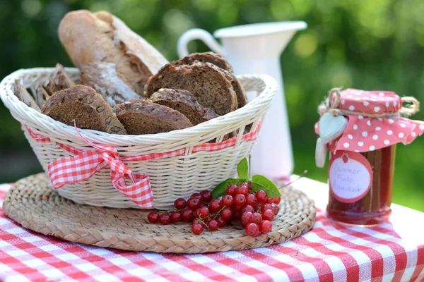 Frisch gebackenes, gesundes Brot mit Marmelade — Stockfoto