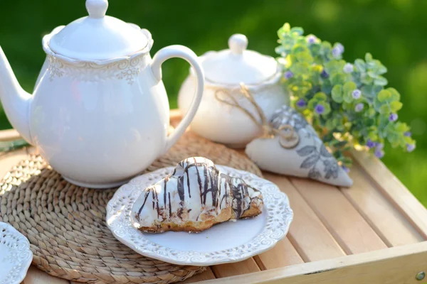 Fransk frukost eller dessert med croissanter, kaffe — Stockfoto