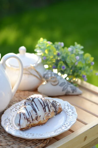 Café da manhã francês ou sobremesa com croissants, café — Fotografia de Stock