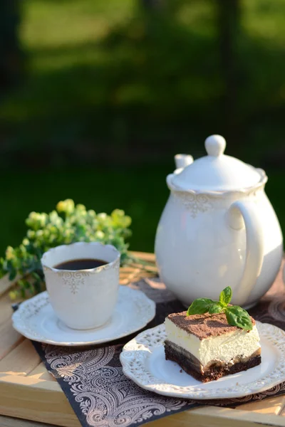 Французький сніданок або десерт з круасанами, кава — стокове фото