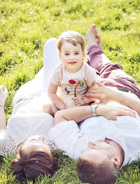 Família feliz relaxando em um parque de verão — Fotografia de Stock