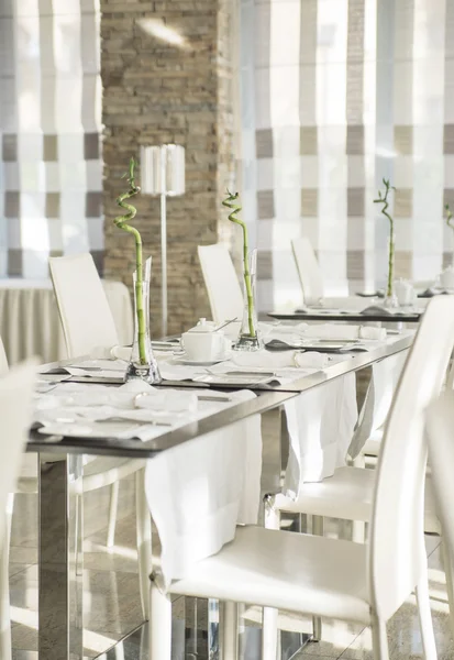 Elegante tavolo allestito in stile moderno sala da pranzo interno — Foto Stock