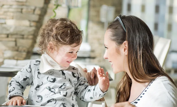 Gelukkig moeder en haar kleine kind met goede tijd — Stockfoto