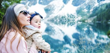 Anne küçük kızı gezisinde olan