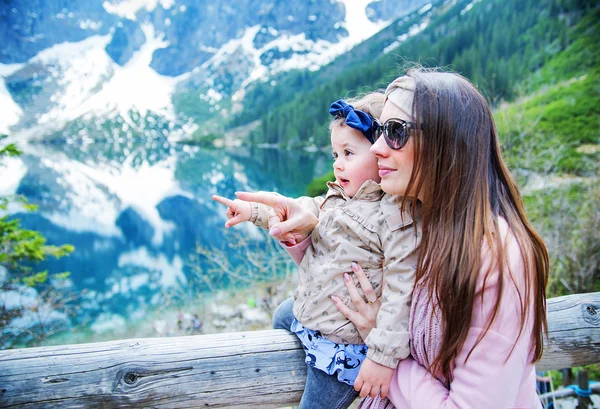 Mor med en baby på familjens sommarsemester — Stockfoto