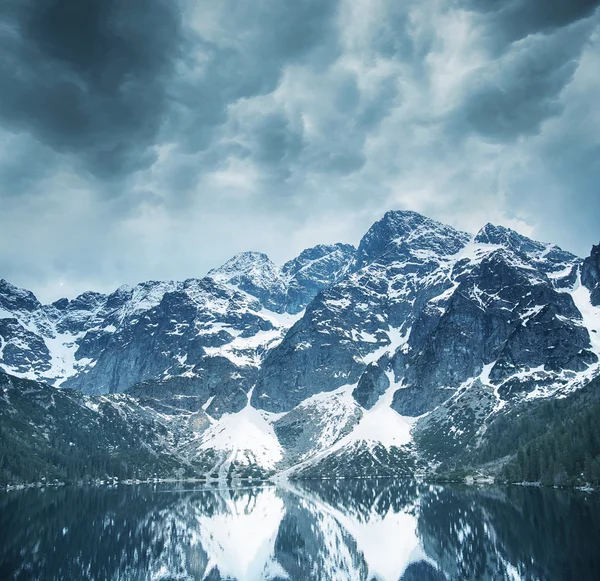 Bela paisagem de montanhas majestosas e um lago claro — Fotografia de Stock