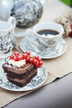 Bir fincan kahve ile çikolatalı kek hizmet