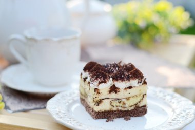 Bir fincan kahve ile tatlı çikolata pasta