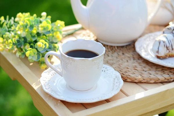 Imagem de uma xícara de café com um pedaço de doce pastelaria — Fotografia de Stock