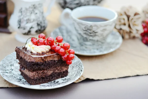 Tatlı pasta portre resmi ile kahve servis — Stok fotoğraf