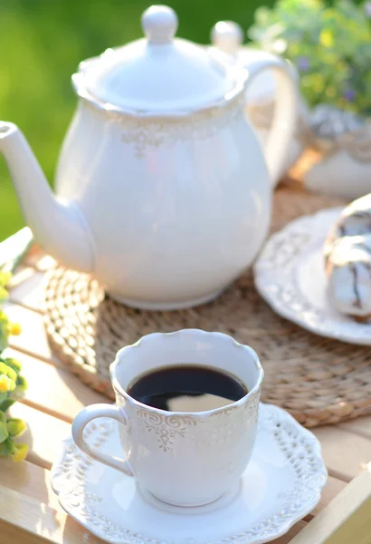 Tasse schwarzen Kaffee mit einem Keks Stockbild