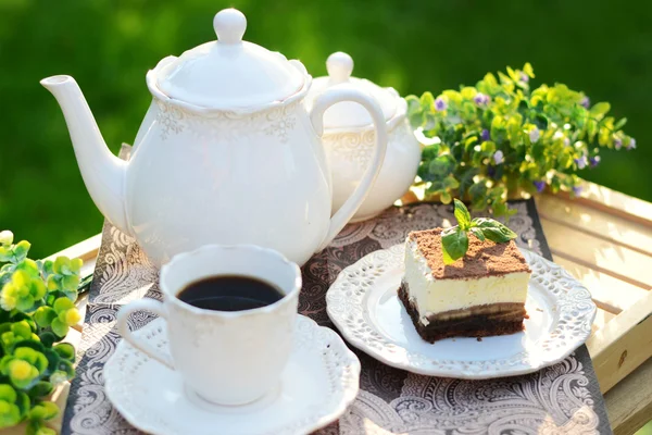 Een stuk taart met een kop koffie — Stockfoto