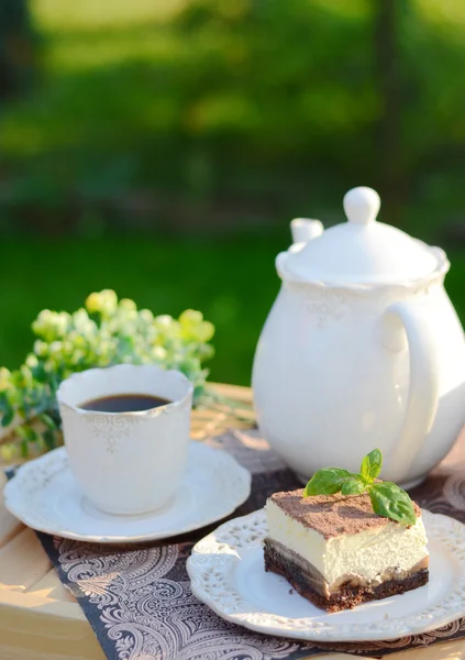 Γλυκό πρωινό σερβίρεται στον κήπο το καλοκαίρι Royalty Free Φωτογραφίες Αρχείου