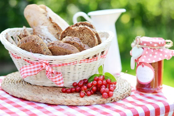 Plátky chleba s chutné jam — Stock fotografie