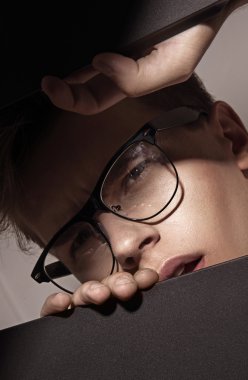 Genç, zeki adam delikten arıyorsunuz