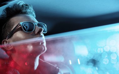 Pencerenin arayan genç bir adam portresi