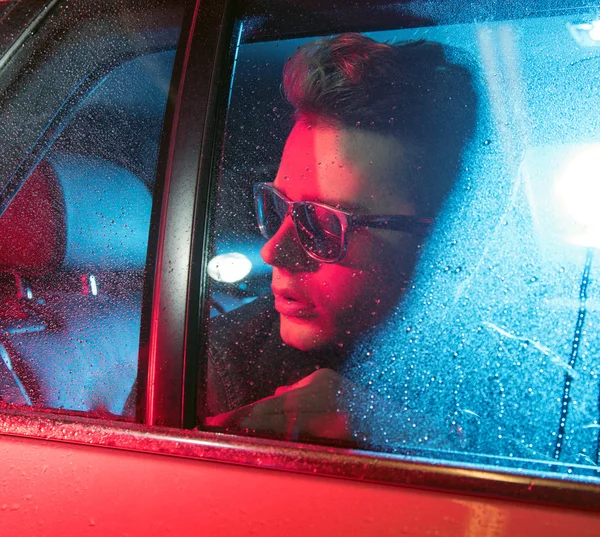 Imagen conceptual de un hombre guapo sentado en el coche — Foto de Stock