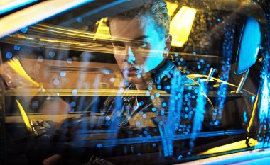 Arabada oturan bir genç adamın kavramsal resmi