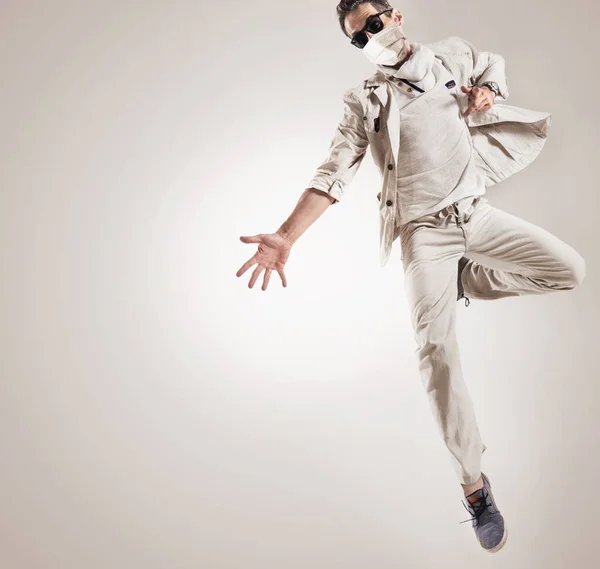 Yeniden Kullanılabilir Hijyen Maskesiyle Dans Eden Esnek Bir Dansçı — Stok fotoğraf