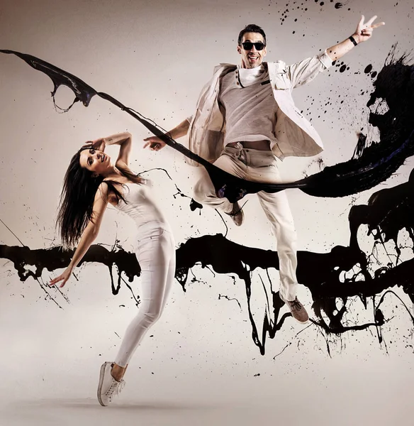 Retrato Estilo Moda Los Jóvenes Bailarines Saltando Salpicadura Pintura — Foto de Stock