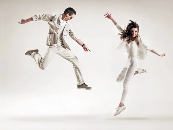 Dois Dançarinos Atraentes Talentosos Executam Show Dança Fotos De Bancos De Imagens