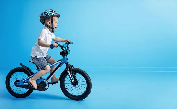 Bild Eines Kleinen Jungen Auf Dem Fahrrad Reitstunde — Stockfoto