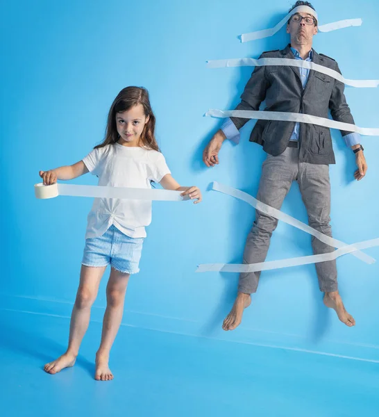 Retrato Engraçado Belo Pai Preso Parede Pela Filha — Fotografia de Stock