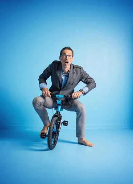 小さい自転車に乗る父親の肖像画 — ストック写真