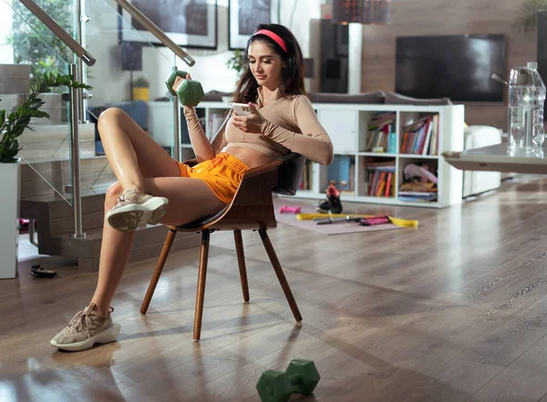 Adorable Dama Haciendo Una Llamada Telefónica Durante Descanso Entrenamiento — Foto de Stock