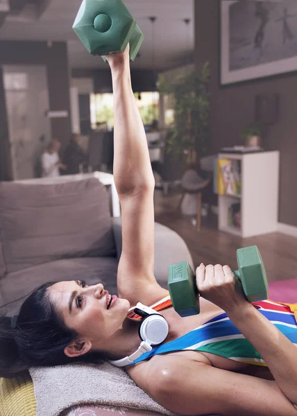 Morena Mujer Forma Sosteniendo Pesas — Foto de Stock