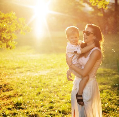 Güzel anne sevgili oğlunu taşıyor.