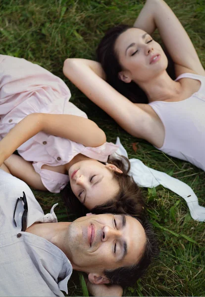 Glada Familjen Njuter Sommarvädret Parken Stockbild