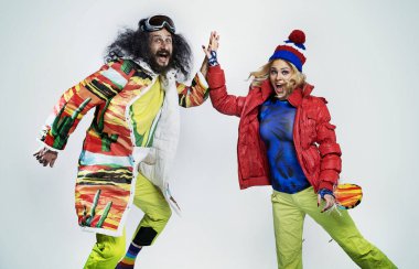 Beyaz arka planda poz veren komik hippi çift.