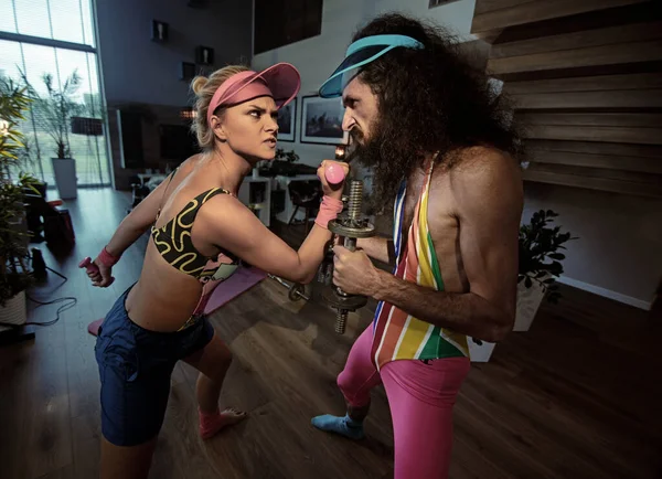 Casal Engraçado Fazendo Exercícios Casa — Fotografia de Stock