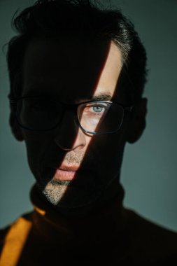 Yakışıklı bir adamın stüdyo fotoğrafı.