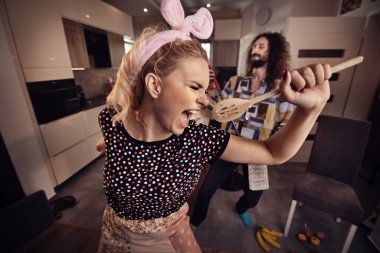 Komik çift ve evleri çalışıyor.