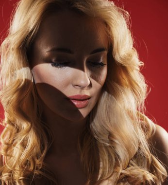 Genç bir kadının gölgeli silueti.