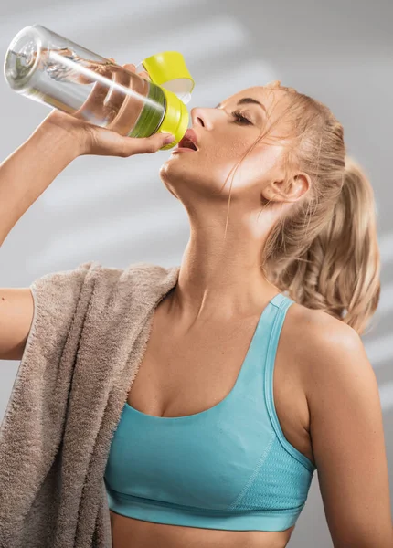 Retrato Mujer Rubia Sudorosa Tomar Descanso Después Intenso Entrenamiento — Foto de Stock