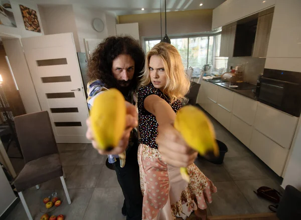 Casal Engraçado Sua Casa Funciona — Fotografia de Stock