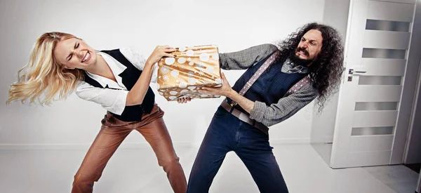 Lustige Hipster Paar Posiert Auf Weißem Hintergrund — Stockfoto