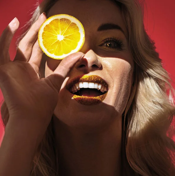 Портрет Молодої Блондинки Тримає Шматочок Лимона Стокове Фото