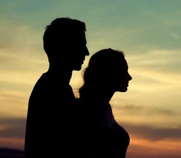 Silhouette della giovane coppia — Foto Stock
