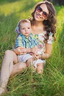 Güzel anne sarılma çocuk gülümseyen