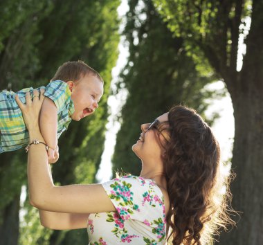 İhale anne oğlu ile oynamak