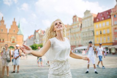 Sabun köpüğü yapma kadın