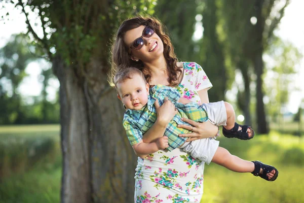 Mãe feliz segurando seu filho bonito — Fotografia de Stock