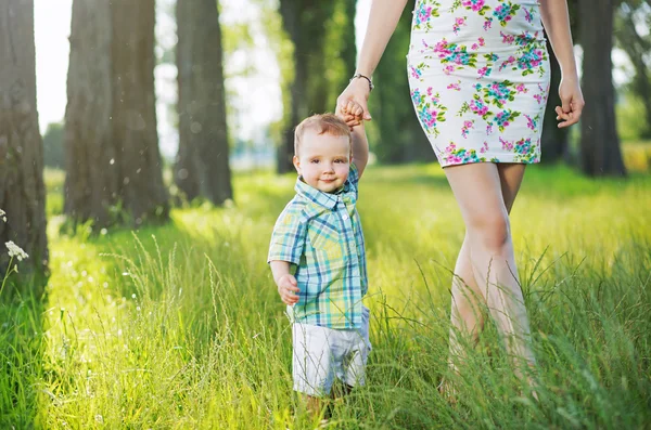 Alegre niño sosteniendo la mano de mamá —  Fotos de Stock