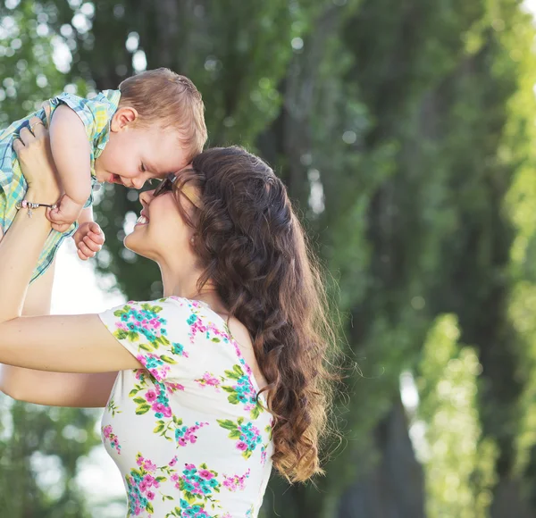 Tender mom tossing her child — Stock Photo, Image