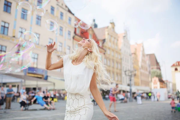 Powabna blondynka zabawy grat z baniek mydlanych — Zdjęcie stockowe