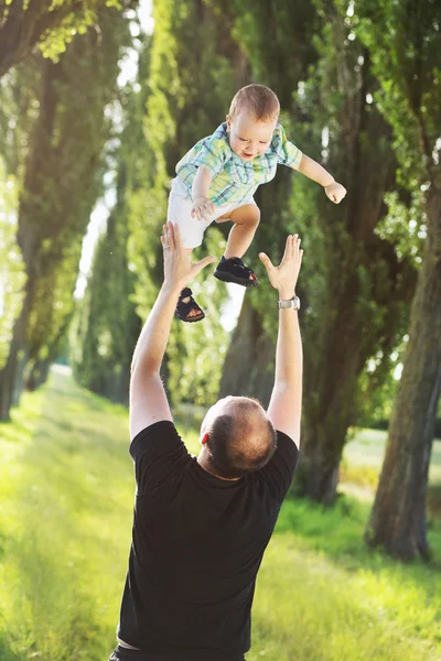 息子と遊ぶ保護の父 — ストック写真